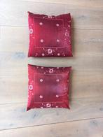 2 donkerrode satijnen kussentjes. 40x40 cm, Ophalen of Verzenden, Zo goed als nieuw, Vierkant, Rood