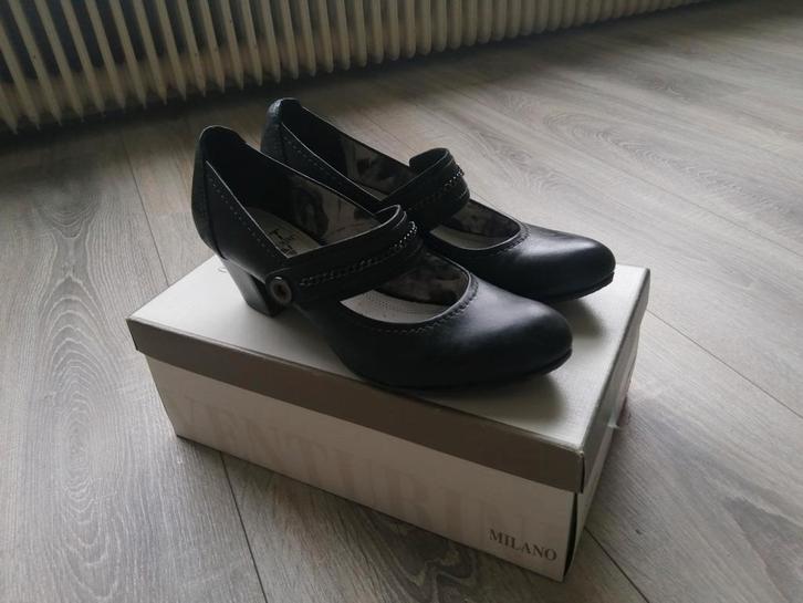 Opvallen mooi pump met leder binnenzool maat 38/39, Kleding | Dames, Schoenen, Zo goed als nieuw, Pumps, Zwart, Ophalen of Verzenden