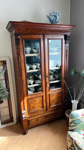 Antieke vitrine kast beschikbaar voor biedingen