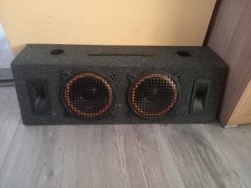 Te koop boombox voor in de auto, lees advertentie goed aub beschikbaar voor biedingen