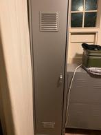 2 houten zilveren kledingkasten. Met roede en planken., Ophalen, Zo goed als nieuw