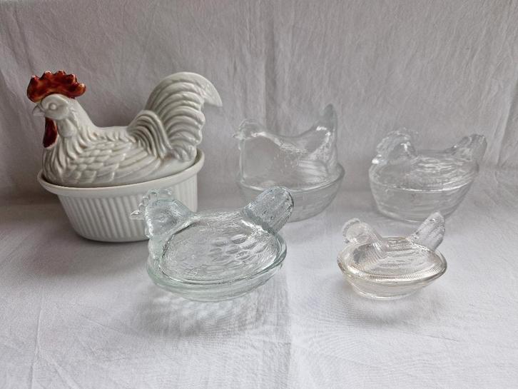 Keramiek en glazen paté kippen., Huis en Inrichting, Keuken | Servies, Zo goed als nieuw, Overige typen, Overige stijlen, Overige materialen