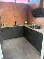 Eiken zwarte showroomkeuken, Huis en Inrichting, Keuken | Complete keukens, Ophalen, U-keuken, Zwart, Nieuw