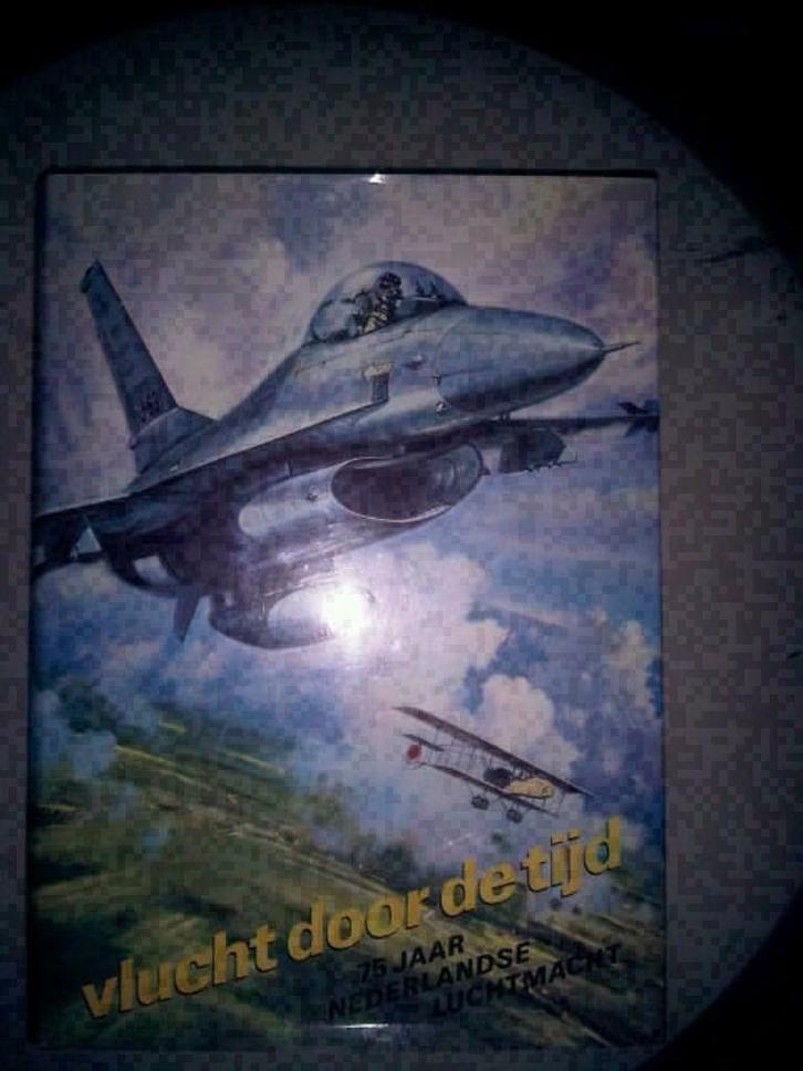 Vlucht door de tijd; 75 jaar Nederlandse Luchtmacht, Boeken, Oorlog en Militair, Zo goed als nieuw, Luchtmacht, Niet van toepassing