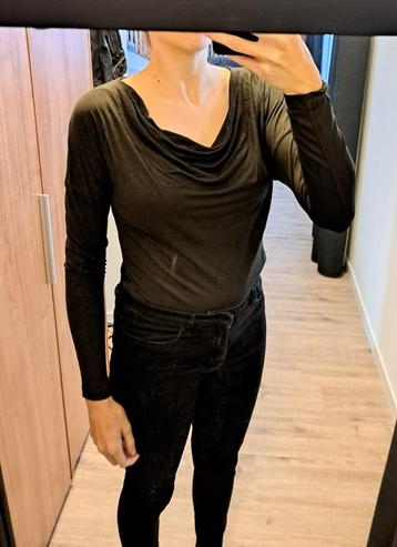 Donkergroen shirt beschikbaar voor biedingen