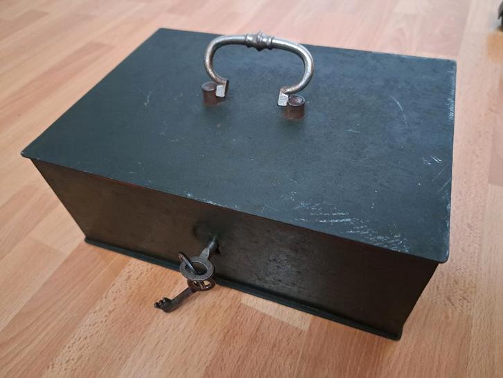 Oude metalen geldkist, Verzamelen, Spaarpotten, Gebruikt, Overige thema's, Metaal of Blik, Ophalen