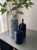 2x Flesvaas donkerblauw + hoge vaas wit blauw van € 65,- >, Huis en Inrichting, Woonaccessoires | Vazen, Ophalen, Zo goed als nieuw