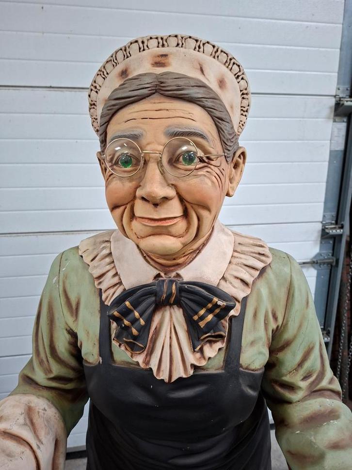 Lifesize beelden,levensgrote beelden,oma serveerster, Verzamelen, Beelden en Beeldjes, Gebruikt, Ophalen