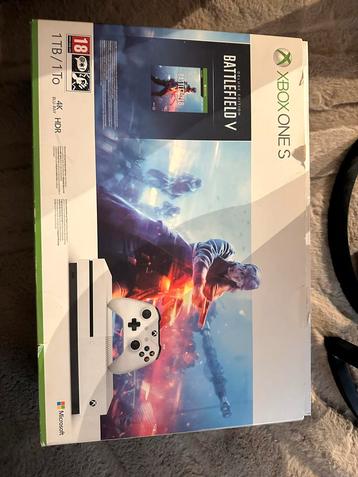 Xbox One S + 3 Games + 2 Controllers beschikbaar voor biedingen