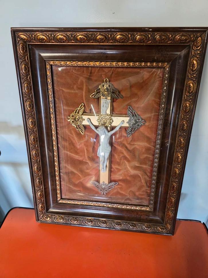 Ingelijst Kruisbeeld met Bol Glas, Antiek en Kunst, Antiek | Religie, Ophalen of Verzenden