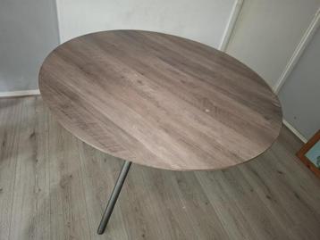Grijze ronde eettafel beschikbaar voor biedingen