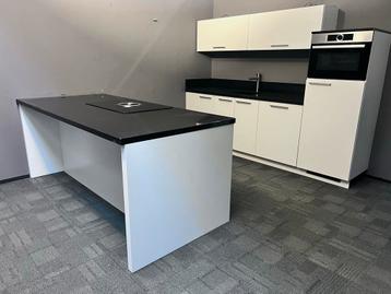 Zeer mooie moderne keuken met kookeiland met Bora. beschikbaar voor biedingen