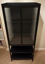 Ikea Mossjon vitrinekast met 2 deuren, Huis en Inrichting, Kasten | Vitrinekasten, Ophalen, Met deur(en), 50 tot 100 cm, Zo goed als nieuw