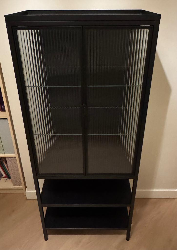 Ikea Mossjon vitrinekast met 2 deuren, Huis en Inrichting, Kasten | Vitrinekasten, Zo goed als nieuw, 150 tot 200 cm, 50 tot 100 cm