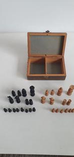 Schaakspel kleine stukken 2 tot 5,3cm hout met kistje antiek, Hobby en Vrije tijd, Gezelschapsspellen | Bordspellen, Een of twee spelers