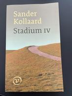 Sander Kollaard - Stadium IV - Roman, Ophalen of Verzenden, Zo goed als nieuw, Nederland