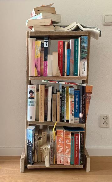 Niet alledaags klein boekenkastje
