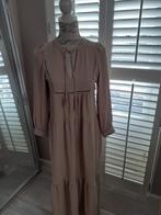 Mooi lange beige/zand kleur jurk, maat S, NIEUW!, Beige, Nieuw, Ophalen of Verzenden, Maat 36 (S)