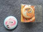 2 buttons chocolademelk aktie (speldje), Verzamelen, Speldjes, Pins en Buttons, Ophalen of Verzenden, Nieuw, Figuurtje, Button