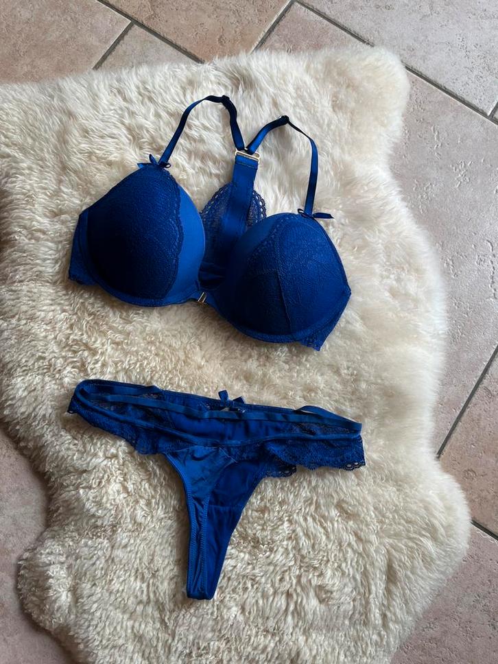 Prachtige kobaltblauwe set Bh 70D met string S Hunkemöller, Kleding | Dames, Ondergoed en Lingerie, Setje, Blauw, Ophalen of Verzenden