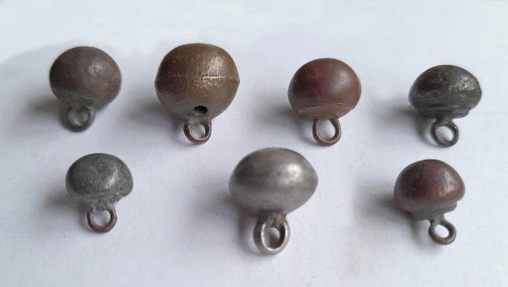Zeven  18e / 19e-eeuwse bol knopen. Bodemvonst., Antiek en Kunst, Antiek | Kleding en Accessoires, Ophalen of Verzenden