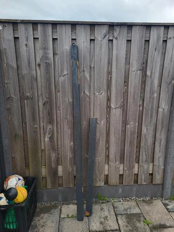 8 lange tuinpalen verschillende lengtes van 5 x 5 cm beschikbaar voor biedingen
