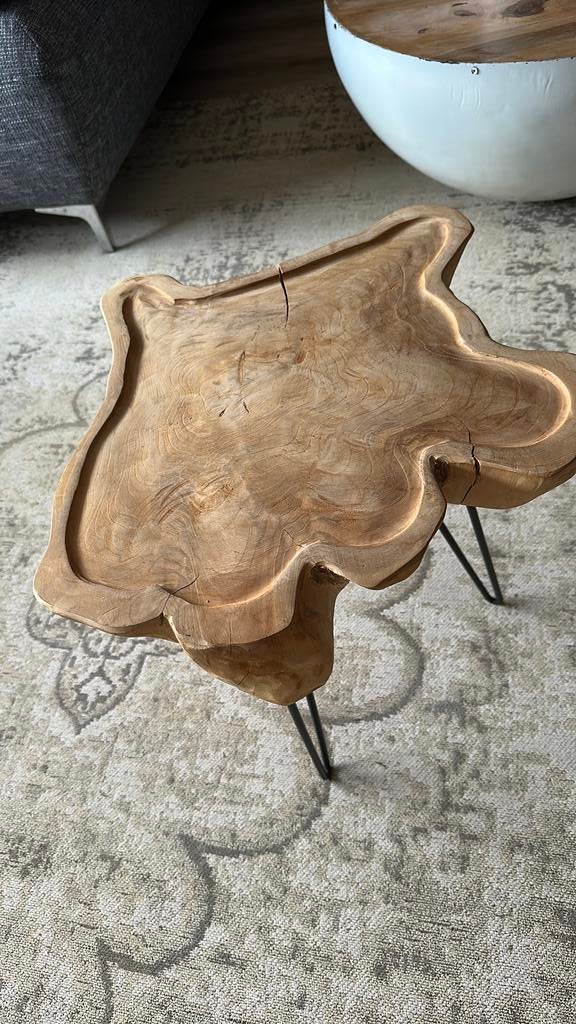 Teak boomstam bijzettafel met hairpin poten, Huis en Inrichting, Tafels | Bijzettafels, Ophalen, Minder dan 45 cm, Minder dan 55 cm