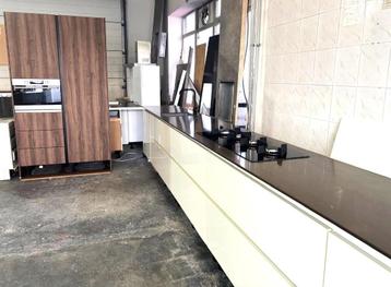 Complete hoogglans wit keuken bijna nieuw met alle apparatuu beschikbaar voor biedingen
