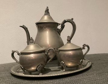Antiek theepotje met suiker en melk  beschikbaar voor biedingen