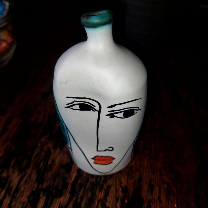 Vaasje met gezicht, gesigneerd, 15 cm hoog, Antiek en Kunst, Antiek | Vazen, Ophalen of Verzenden