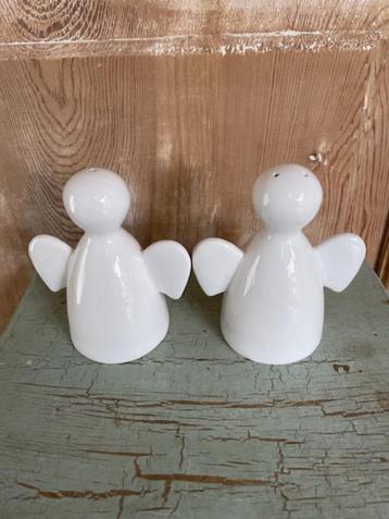 Gestyleerd peper en zout stel. 2 poppetjes. Wit porselein.   beschikbaar voor biedingen