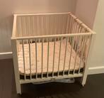 Complete houten babybox – stevig en praktisch (85x95x81 cm), Ophalen of Verzenden, Gebruikt, Rechthoekig, Wieltjes