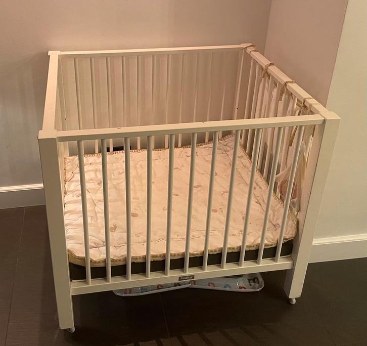 Complete houten babybox – stevig en praktisch (85x95x81 cm), Kinderen en Baby's, Boxen, Gebruikt, Rechthoekig, Wieltjes, Ophalen of Verzenden