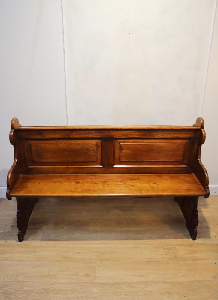 Antieke kerkbank met gotisch snijwerk, Antiek en Kunst, Antiek | Meubels | Stoelen en Banken, Ophalen of Verzenden