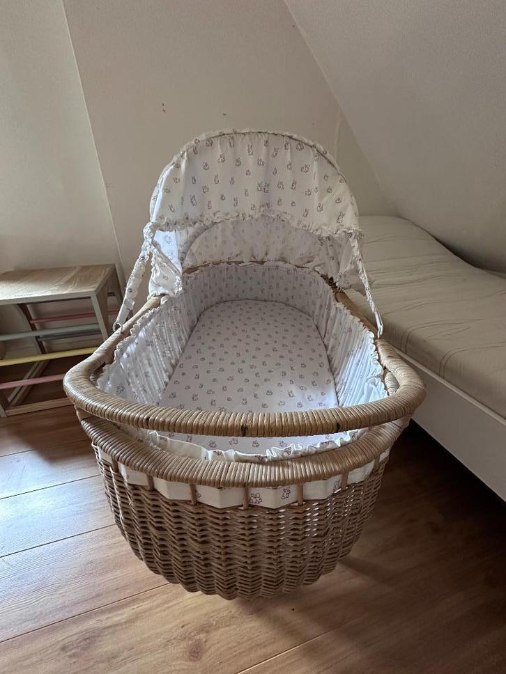 fraaie rieten wieg, Kinderen en Baby's, Babywiegjes en Ledikanten, Zo goed als nieuw, Wieg, Ophalen
