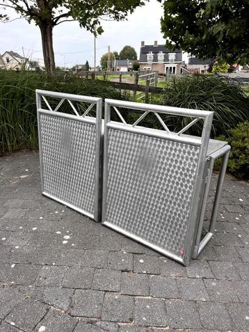 Mooie DJ Booth  beschikbaar voor biedingen