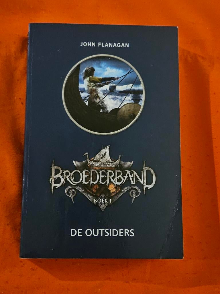 Broederband , de outsiders,  John Flanagan ,gelezen, Ophalen of Verzenden, Gelezen
