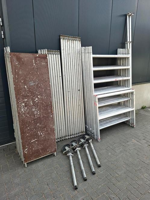 Altrex rolsteiger 135x200,werkhoogte 10.2 mtr, compleet, Doe-het-zelf en Verbouw, Steigers, Zo goed als nieuw, Rolsteiger of Kamersteiger