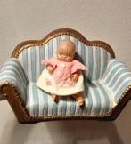 Oude poppenbankje sofa keramiek met popje, Antiek en Kunst, Antiek | Speelgoed, Verzenden