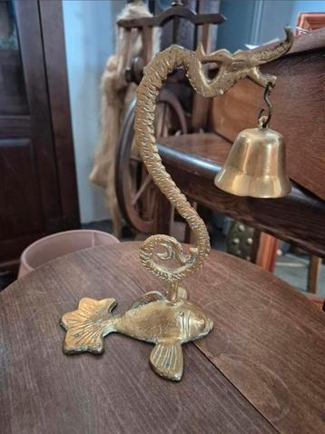 Vintage Drakenbel met Visvoet beschikbaar voor biedingen