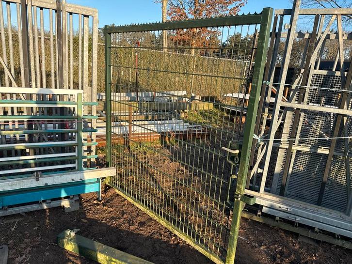 Groene Inrijpoort met Scharnierpaal, Tuin en Terras, Tuinhekken en Hekwerk, Gebruikt, Overige typen, IJzer, Met poort, Ophalen