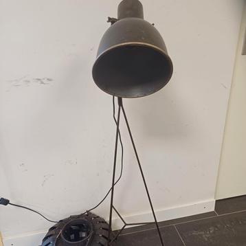 Driepootlamp  beschikbaar voor biedingen
