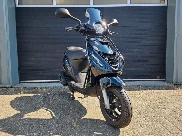 PIAGGIO ZIP 4T E5 BROM BJ 06-2022 ZWART 931KM + OPTIES, Fietsen en Brommers, Brommers | Tuning en Styling, Zo goed als nieuw, Ophalen of Verzenden