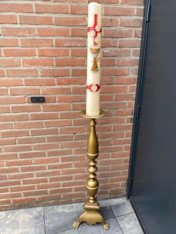 Messing kandelaar met paaskaars beschikbaar voor biedingen