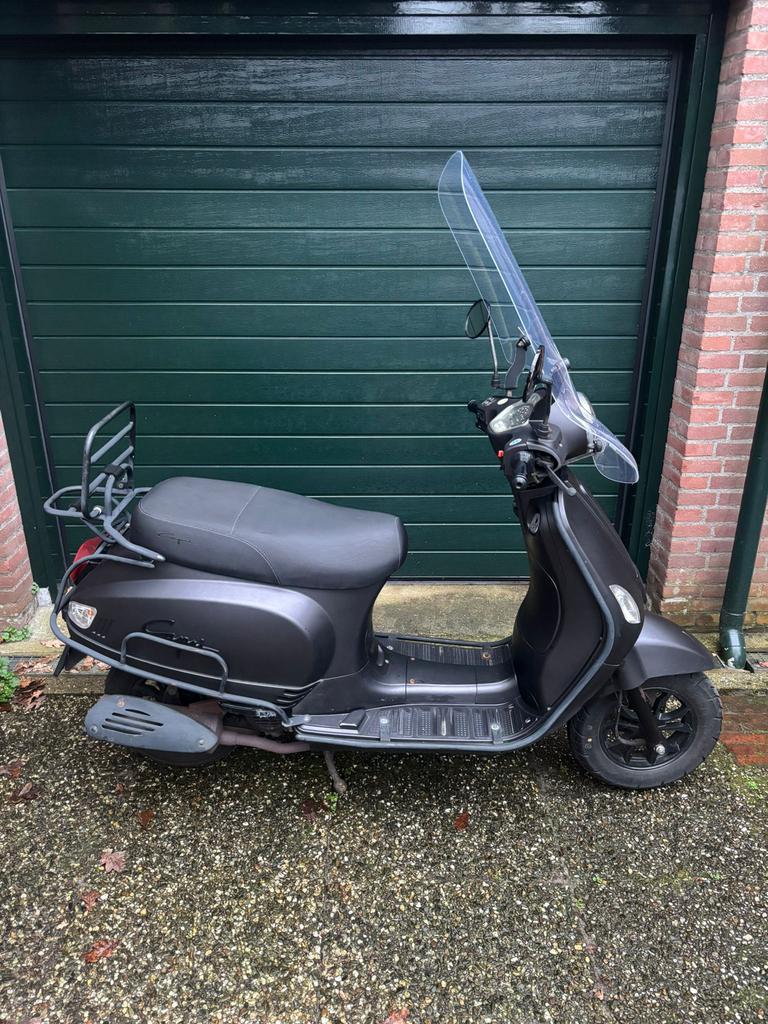 Capri 50cc brommer (2019) – Mat zwart – Zeer nette staat, Fietsen en Brommers, Snorfietsen en Snorscooters, Zo goed als nieuw