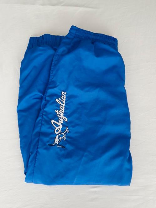 Australian pants 50 (L) blue white text, Kleding | Heren, Sportkleding, Zo goed als nieuw, Hardlopen of Fietsen, Maat 52/54 (L)