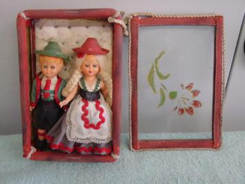 2 Oude Italiaanse klederdracht popjes in glazen doos NR 791 beschikbaar voor biedingen