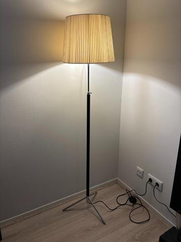 Santa & Cole Pie de Salón vloerlamp beschikbaar voor biedingen