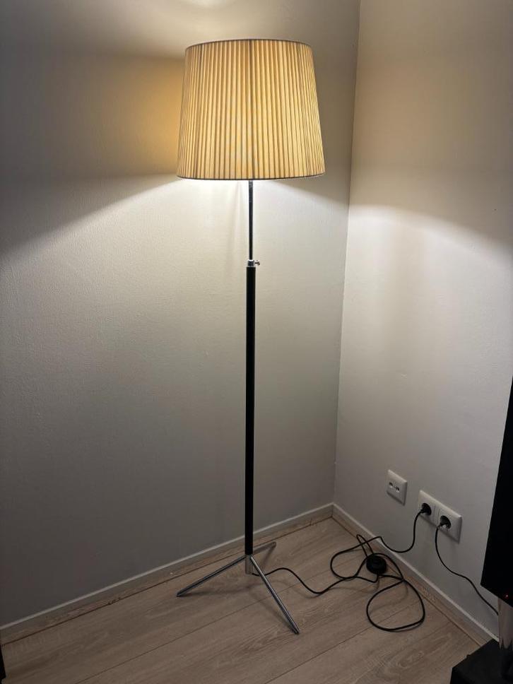 Santa & Cole Pie de Salón vloerlamp, Huis en Inrichting, Lampen | Vloerlampen, Zo goed als nieuw, 100 tot 150 cm, Metaal, Stof