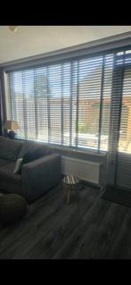 Antraciet houten jaloezieën op maat - Praxis, Huis en Inrichting, Stoffering | Gordijnen en Lamellen, 100 tot 150 cm, Ophalen of Verzenden